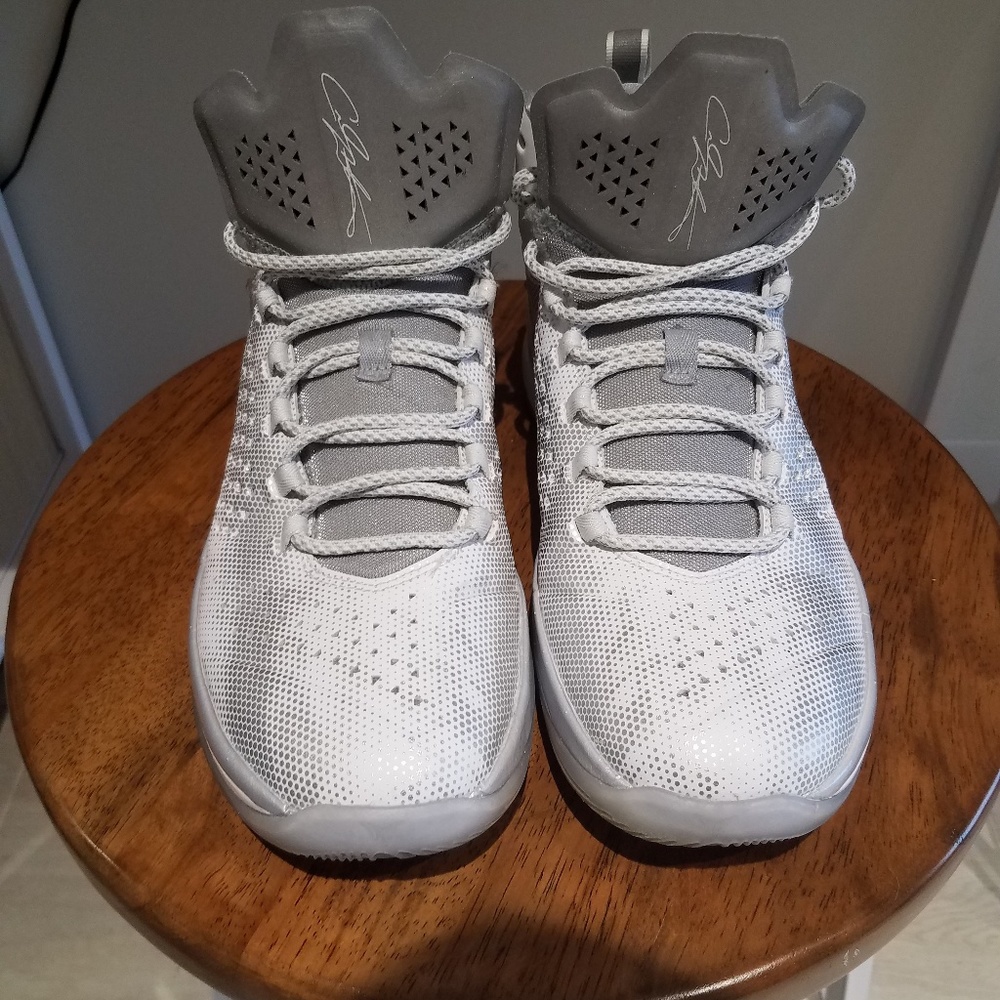 White Jordan XI